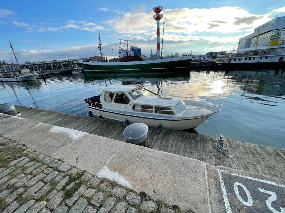 Suesses Motorboot - Bremen Ueberseestadt Exterior foto